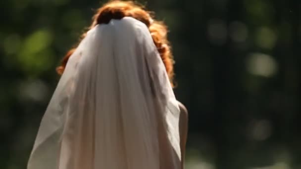 女性ドレス遅いモーション自然太陽の森幸福を回転 — ストック動画