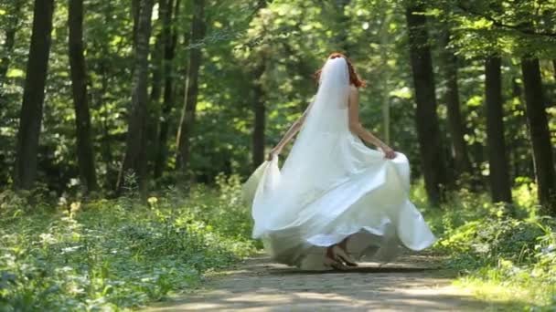 Femme Robe de filature Mouvement lent Nature Soleil Forêt Bonheur — Video