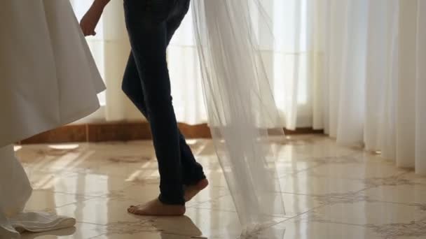 Preparación de la novia para vestidos de vestir — Vídeo de stock