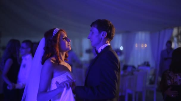 Belle mariée et beau marié dansant première danse à la fête de mariage — Video