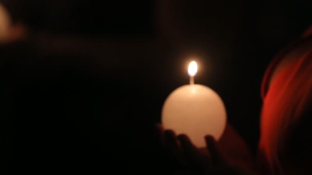 Kerze in Dunkelheit ausgeblasen — Stockvideo