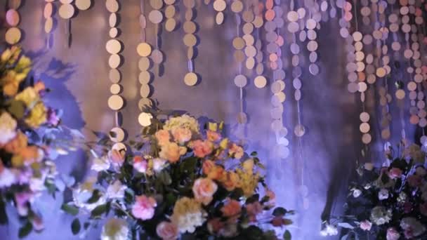 Scenerii. Pierze, świece, kwiaty — Wideo stockowe