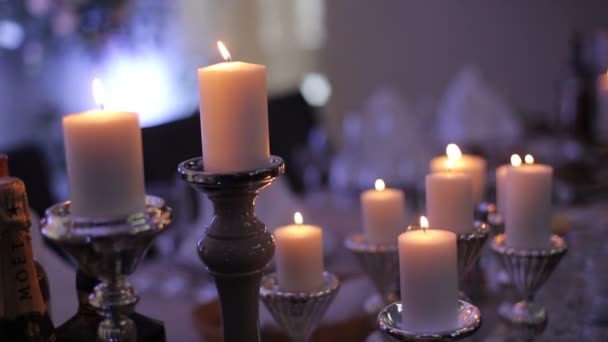 Hořící svíčky na staré kované svícny — Stock video