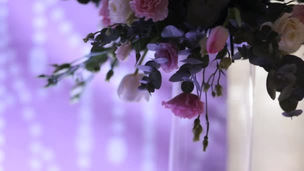 Belle decorazioni nuziali al matrimonio. Bellissimi fiori sono sul tavolo . — Video Stock