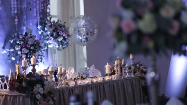 Escenario. Plumas, velas, flores — Vídeo de stock