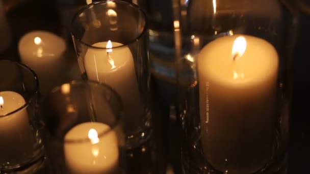 Hořící svíčky na staré kované svícny — Stock video