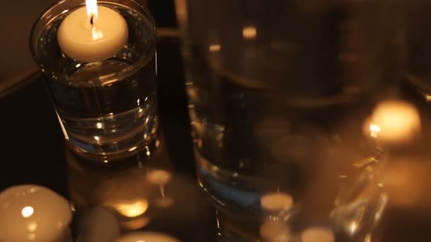 Горящие свечи на старых кованых подсвечниках — стоковое видео