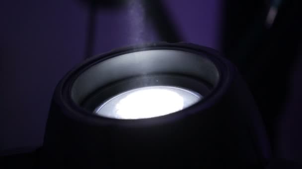 Ein Licht in der Dunkelheit: die Linse einer funktionierenden. — Stockvideo