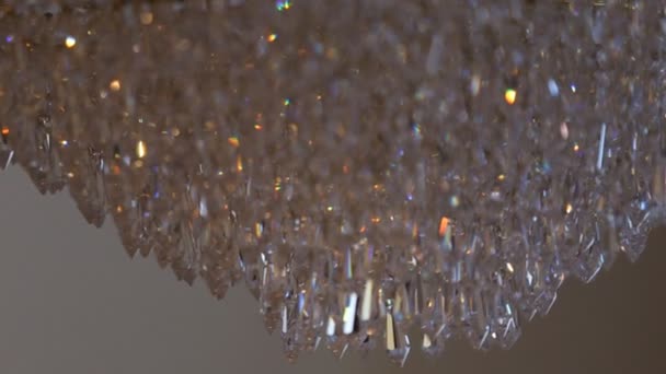 Lámpara de cristal. Grandes cristales clásicos. Bajo ángulo de tiro de una gran lámpara de araña de lujo de cristal hermoso . — Vídeos de Stock