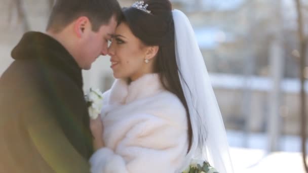 Bruid loopt aan de bruidegom, knuffelen hem — Stockvideo