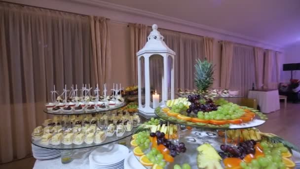 Esküvői asztal édességeket és süteményeket, sütemények, édességek — Stock videók
