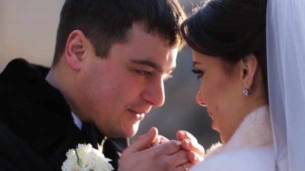 La mariée court vers le marié, l'embrassant — Video