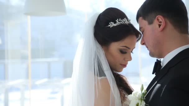 Novias en la ventana terraza — Vídeos de Stock