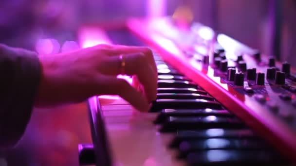 Primer plano: Hombre músico tocando el piano eléctrico en el escenario en un concierto . — Vídeos de Stock