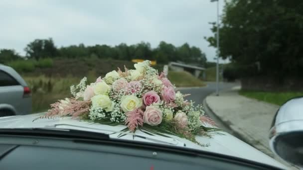 Bouqet de casamento em um carro retro — Vídeo de Stock