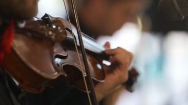 Keman çalan müzisyenin yakın çekimi, klasik müzik.,