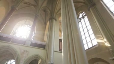 Kemerler ve dekorasyonda Katolik Katedrali ile Gotik tarzı iç