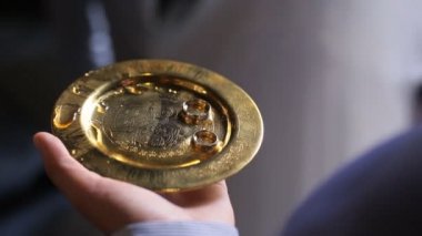 Kilisenin içinde altın tepside lüks Yüzüklerin kapatın. Düğün töreni