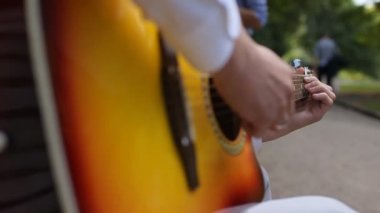 Genç müzisyen Solo olarak klasik gitar çalmak, parmak tarzı kadar yakın. Bir akustik gitar dizeleri titreşim enerji hava ses yapmak için iletimi için sadece akustik araç kullanır