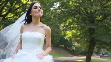 Doğa orman aşk kavramı arka planda güzel gelin