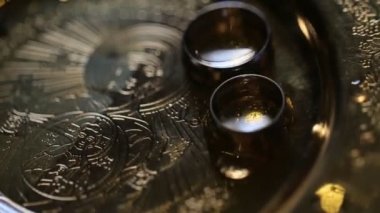 Kilisenin içinde altın tepside lüks Yüzüklerin kapatın. Düğün töreni