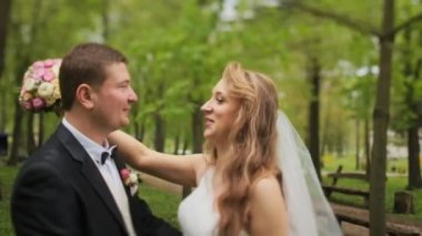 Genç gelin ve damat n güneşli park