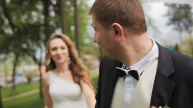 mutlu gelin ve damat yaz günü parkta yürüyüş. Sevgi dolu evlilik çift açık. Gelin ve damat. Düğün kavramı.