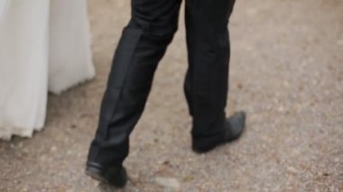 Yeni evli çift kaldırımda yürümek.