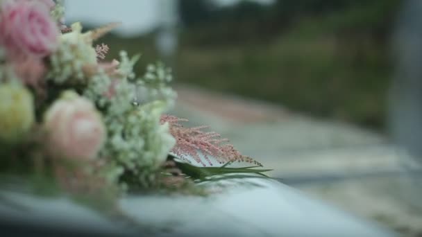 Свадебный букет на ретро-машине — стоковое видео