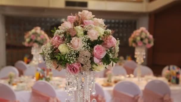 Interior de una decoración de salón de bodas listo para guests.Beautiful habitación para ceremonias y weddings.Wedding concept.Luxury elegante boda recepción púrpura decoraciones caro hall — Vídeo de stock