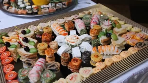 Table de mariage avec bonbons et gâteaux, pâtisseries bonbons — Video