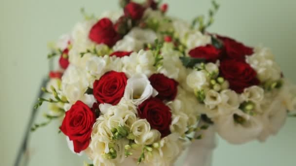 Hermosas decoraciones de boda a la boda. Hermosas flores están sobre la mesa . — Vídeo de stock