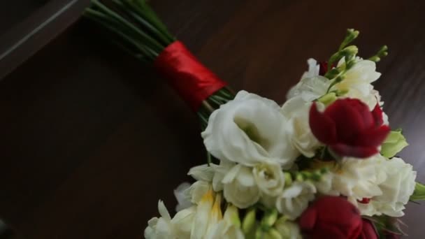 Prachtige bruiloft decoraties voor bruiloft. Mooie bloemen liggen op tafel. — Stockvideo