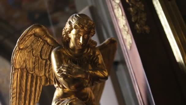 Estatua de ángel de color oro Símbolo de libertad . — Vídeo de stock