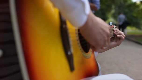 Young Musician Playing Solo On Classic Guitar, Finger style Close Up. Una chitarra acustica utilizza solo mezzi acustici per trasmettere all'aria l'energia delle vibrazioni delle corde al fine di emettere un suono — Video Stock