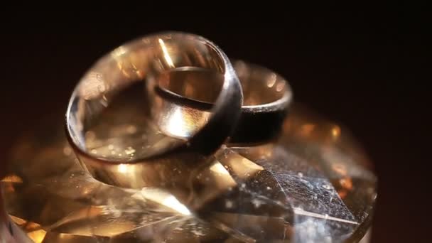 Wedding rings on a rock crystal — Stock Video