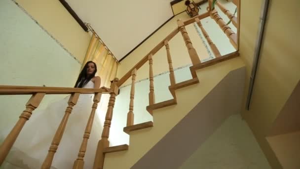 Panna młoda idzie po schodach — Wideo stockowe