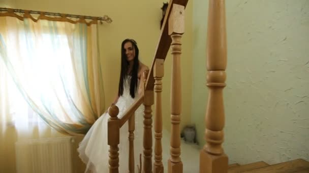 Невеста спускается по лестнице — стоковое видео