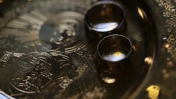 Primer plano de anillos de lujo en placa de oro en la iglesia. Ceremonia de boda — Vídeos de Stock