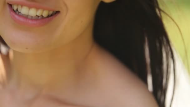 Femme heureuse dansant à l'extérieur, super slow motion 