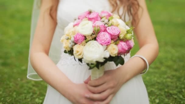 Beautiful bride sniffing the flowers close up — Stock Video