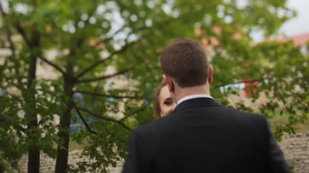 Mladá nevěsta a ženich n slunný park — Stock video