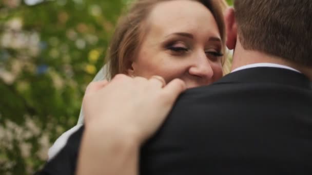 Casal feliz abraçando no parque em um dia ensolarado . — Vídeo de Stock