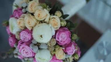 nikah yüzükleri. Halkaları seviyorum. Yüzük ve çiçekler. Gelin ve damat için altın yüzük
