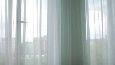 Yakışıklı damat sersem bir pencereden görünüyor