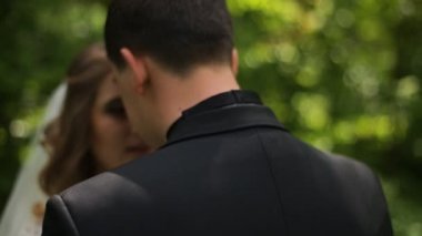 Gelin Woods, gün batımı ve orman içinde yürür. Güneşli bir günde güzel Çift.