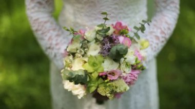 yavaş çekimde parkta onu buket kokulu gelin슬로우 모션에 공원에 그녀의 꽃다발을 냄새 맡는 신부.