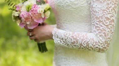 Onu düğün buket ağır çekimde tutan gelin