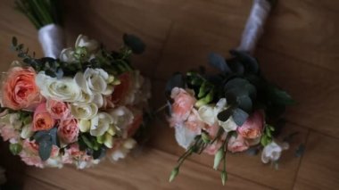 Masaya gelin Buket buket. Zarif gelinler buket düğün.