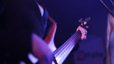 Gitar çalan adam. Yakın plan.